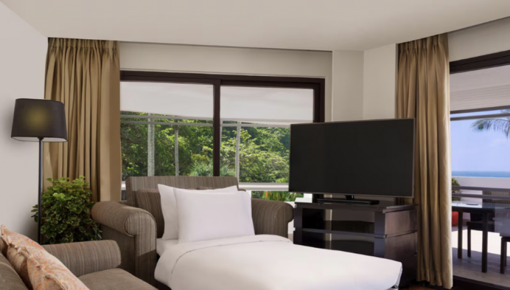 Oceanfront 1-Bedroom Deluxe Suites, Le Meridien Phuket 5*