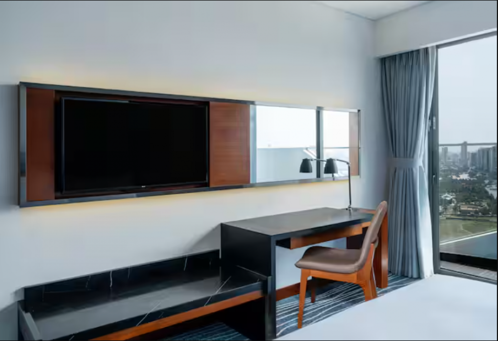 Guest Room with Balcony, Hilton Garden Inn Da Nang 4*