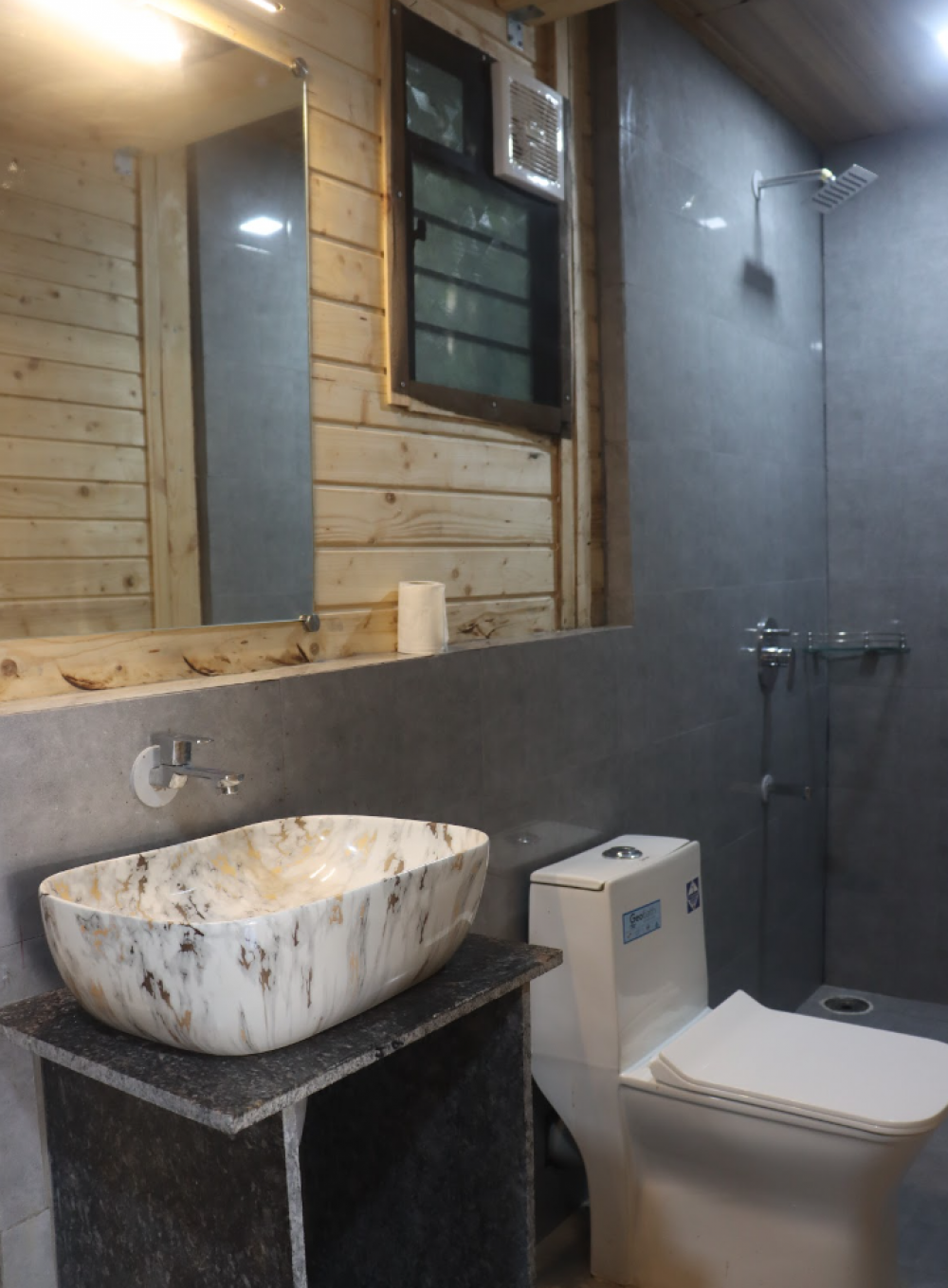 Deluxe, Da Beach Box Pub & Resort 3*