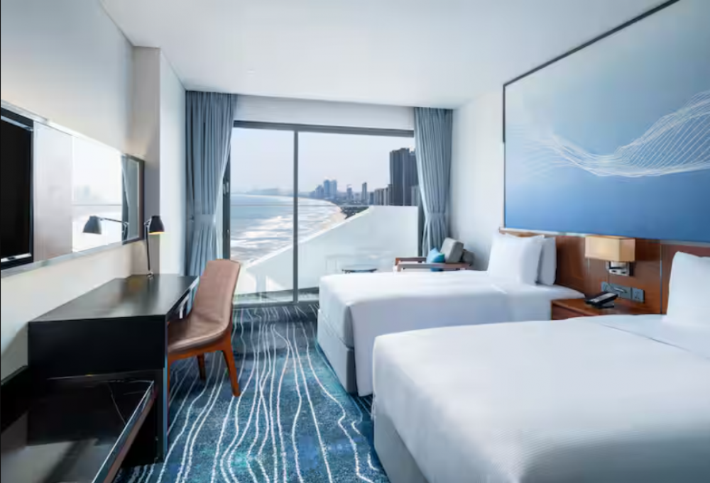 Guest Room with Balcony, Hilton Garden Inn Da Nang 4*