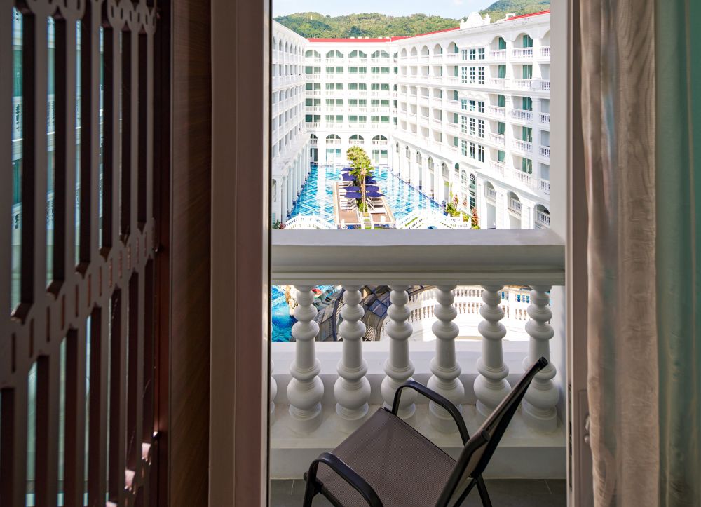 Deluxe Pool View, Movenpick Myth Hotel Patong Phuket 5*