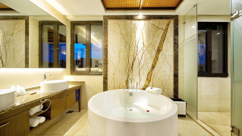 Master King bedroom, Yalong Bay Villas & Spa 5*