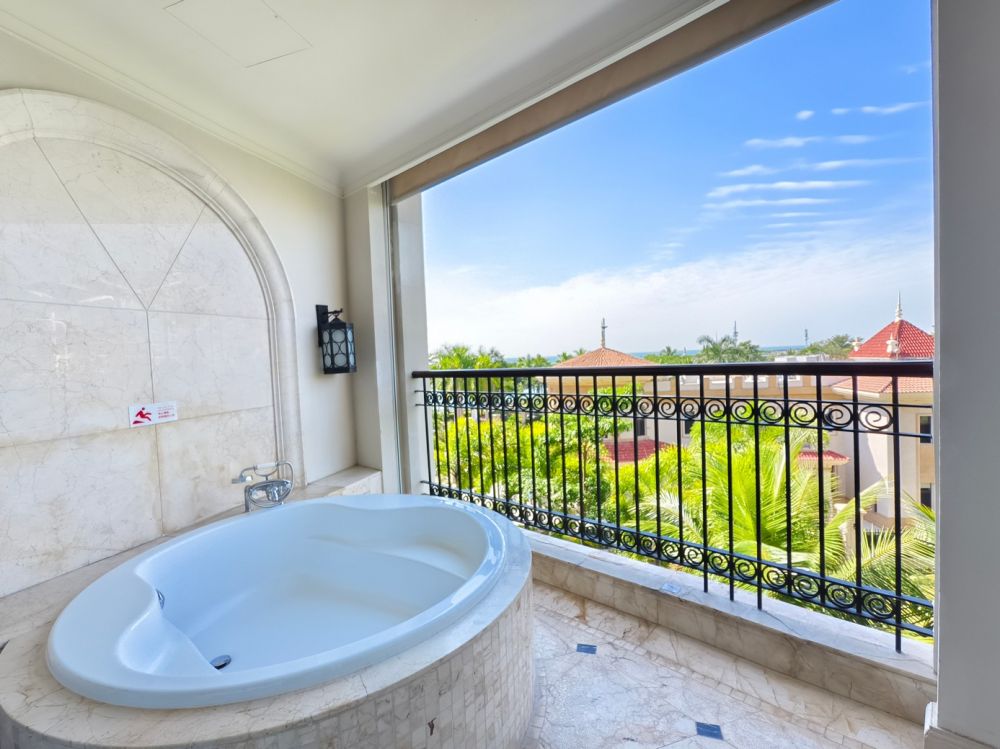 Crowne Plaza Garden Sea View Room, Crowne Plaza Resort Sanya Bay 5*