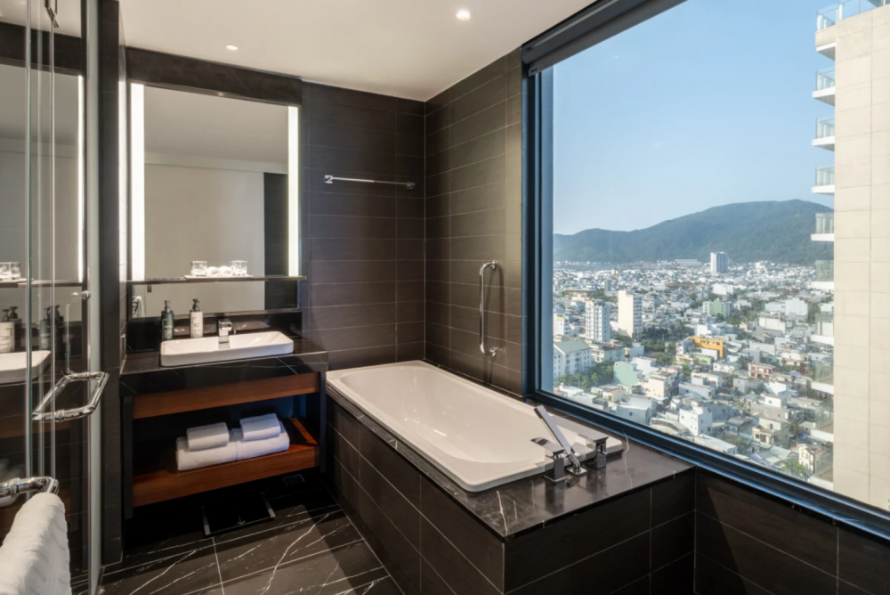 Deluxe Corner Room Ocean View with Balcony, Hilton Garden Inn Da Nang 4*