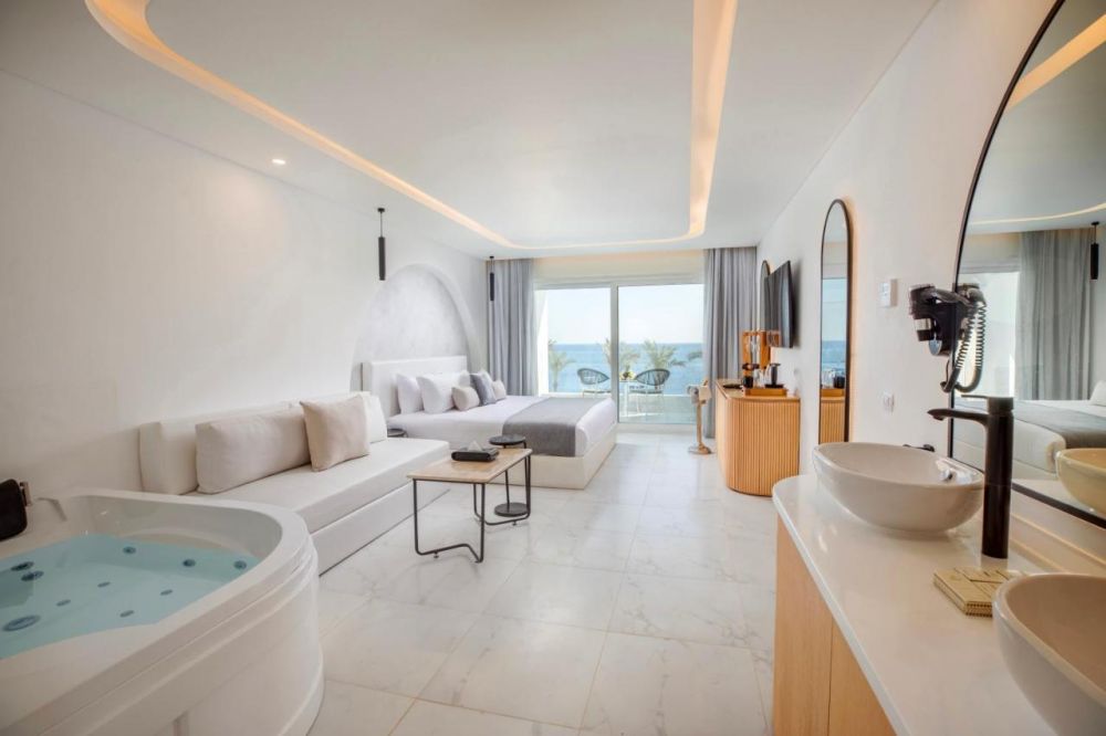 Deluxe Jacuzzi Room (Beach Front), White Hills Resort 5*