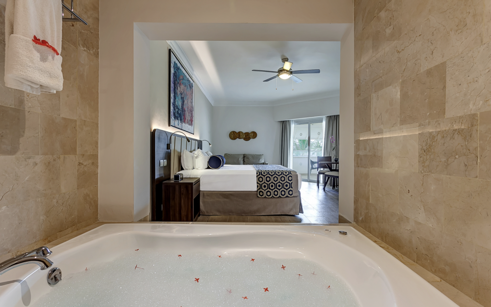 Luxury Jacuzzi Junior Suite Diamond Club, Royalton Splash Punta Cana 5*