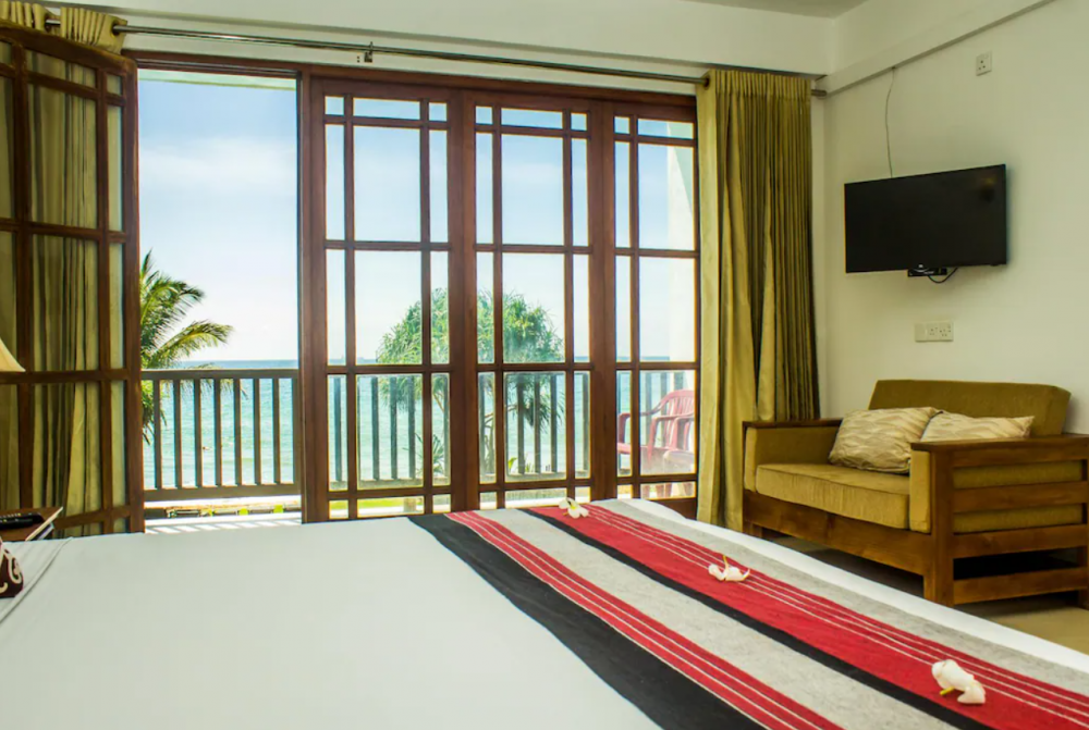 Deluxe Sea View non AC/with AC, Serendib Beach Hotel 3*