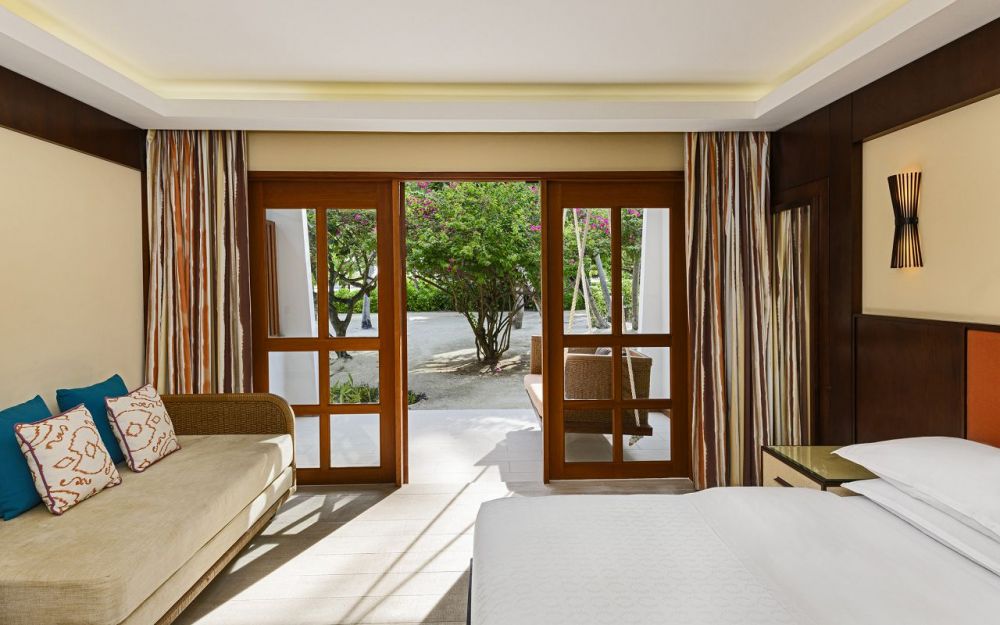 Beachfront Deluxe, Sheraton Maldives Full Moon Resort & Spa 5*