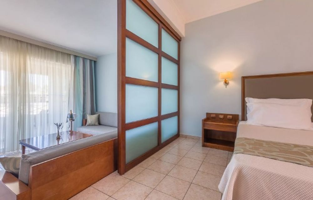 Junior Suite Plus Sliding Partition, Kipriotis Maris Suites 5*