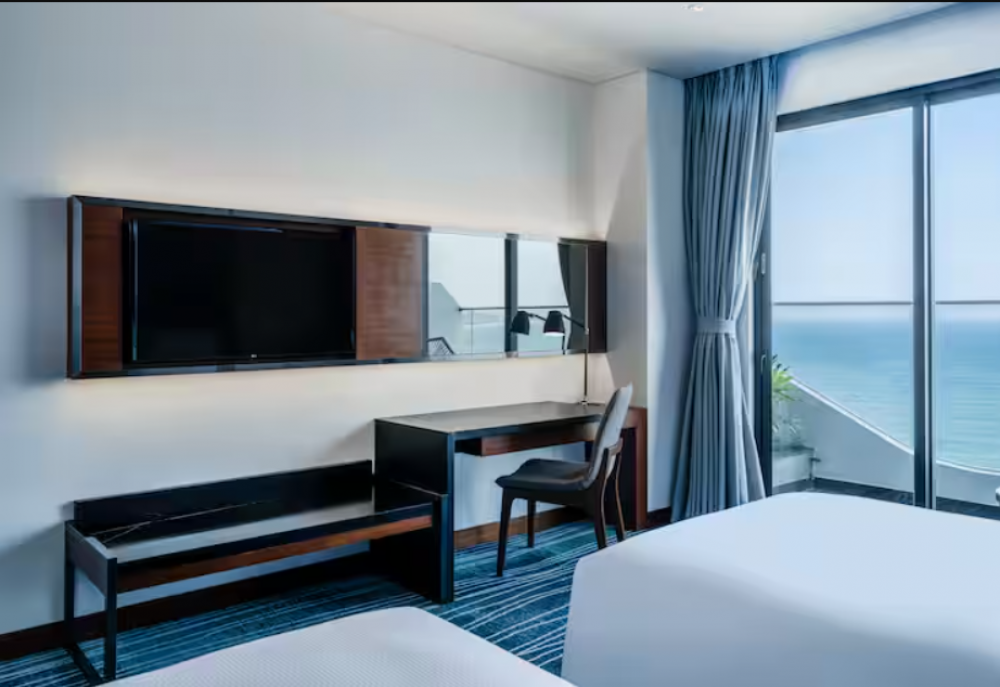 Deluxe Room Ocean View with Balcony, Hilton Garden Inn Da Nang 4*