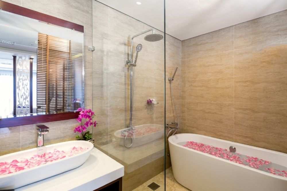 Suite Sea View with Bathtub & Balcony, Alani Hotel & Spa Da Nang 4*