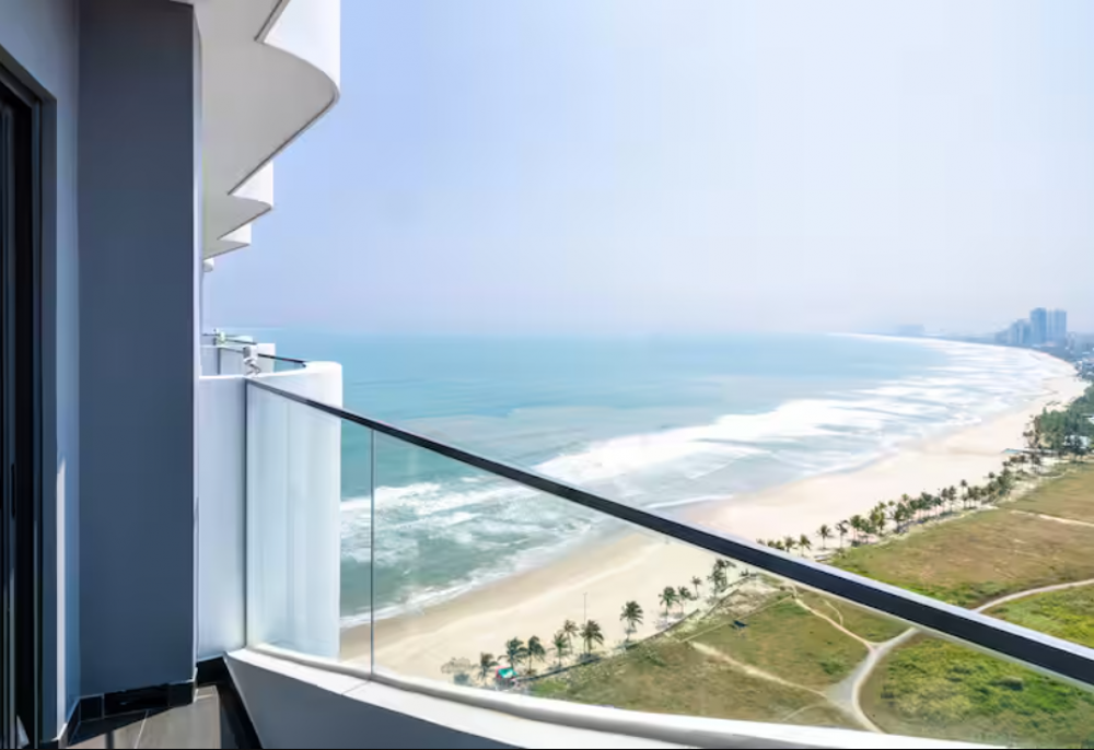Guest Room with Balcony, Hilton Garden Inn Da Nang 4*