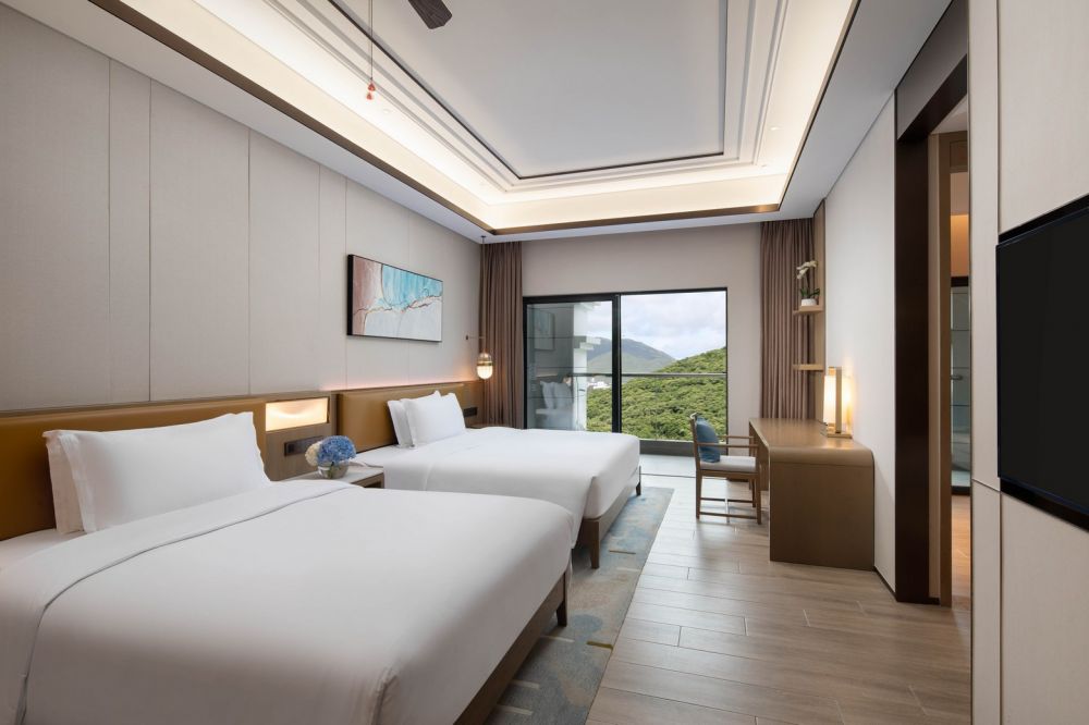1 King 1 Queen 1 Bdrm STE Mountain View, Holiday Inn & Suites Sanya Yalongbay 5*