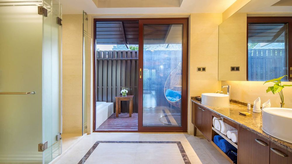 Master King bedroom, Yalong Bay Villas & Spa 5*