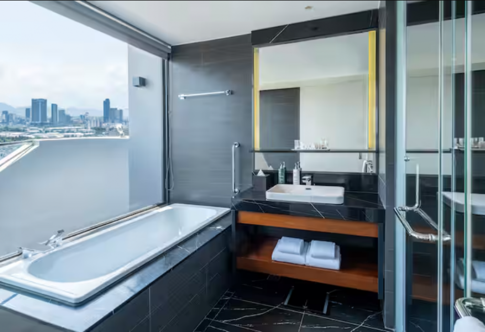Panoramic Room Ocean View with Balcony, Hilton Garden Inn Da Nang 4*