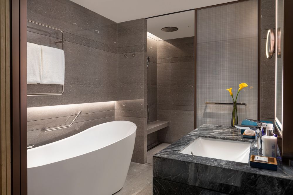 Standard Ocean Front, Voco Sanya Dadonghai 5*