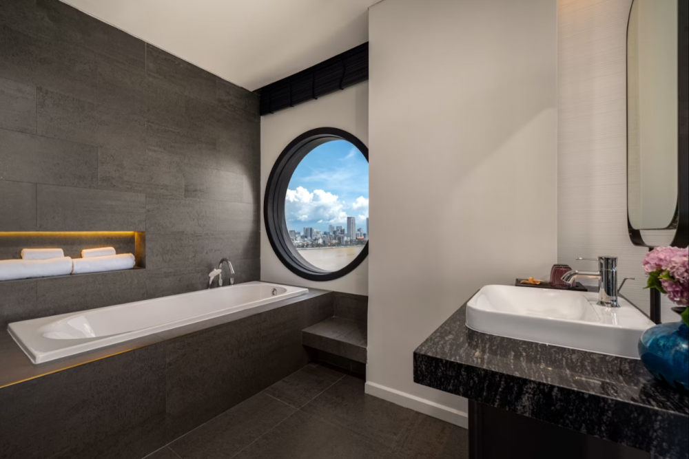 Senior Suite Double River View, Caro Premium DaNang 4*