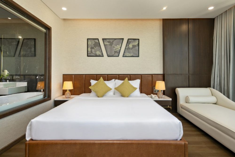 Suite with Bathtub & Balcony, Golden Lotus Grand Hotel 4*