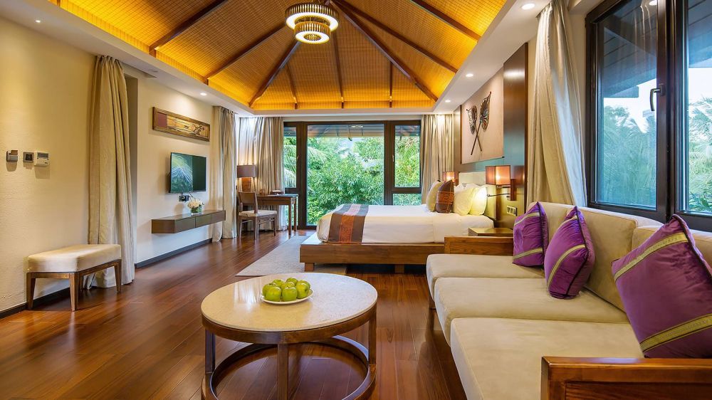 Master King bedroom, Yalong Bay Villas & Spa 5*