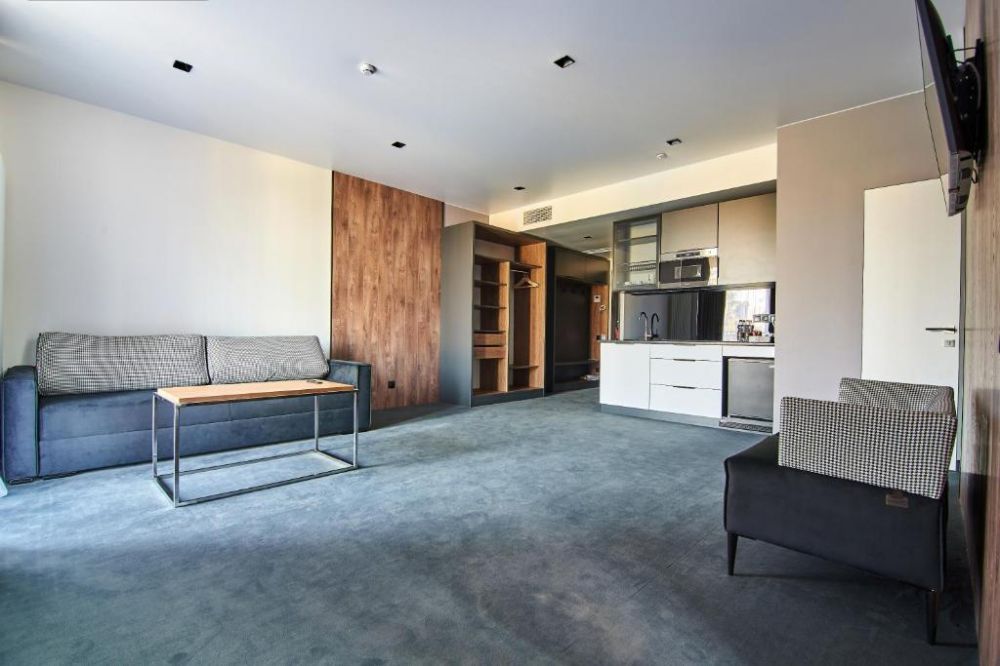 Suite, Fomich Residence 