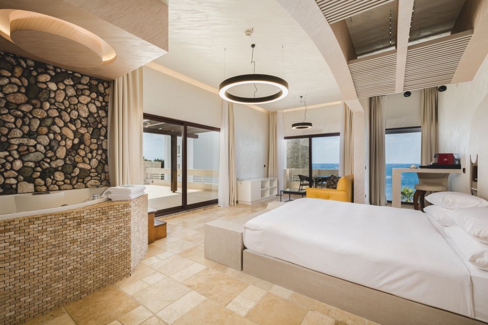 Suite Hot Tub, Radisson Resort Wind Rose 4*