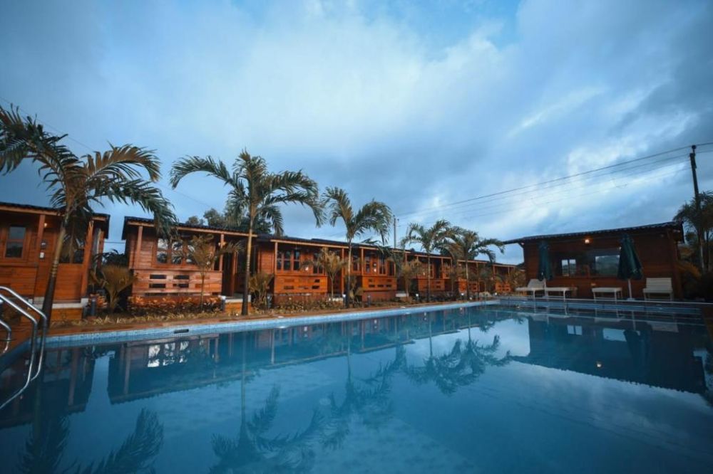 Luxury Wooden Cottage, Grand Vatika Resort 4*