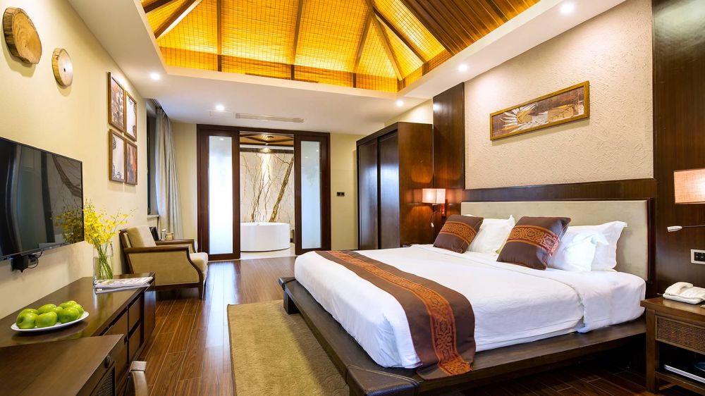 Master King bedroom, Yalong Bay Villas & Spa 5*