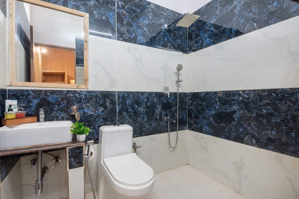 Daisy, Amadi Beach Front Resort 4*