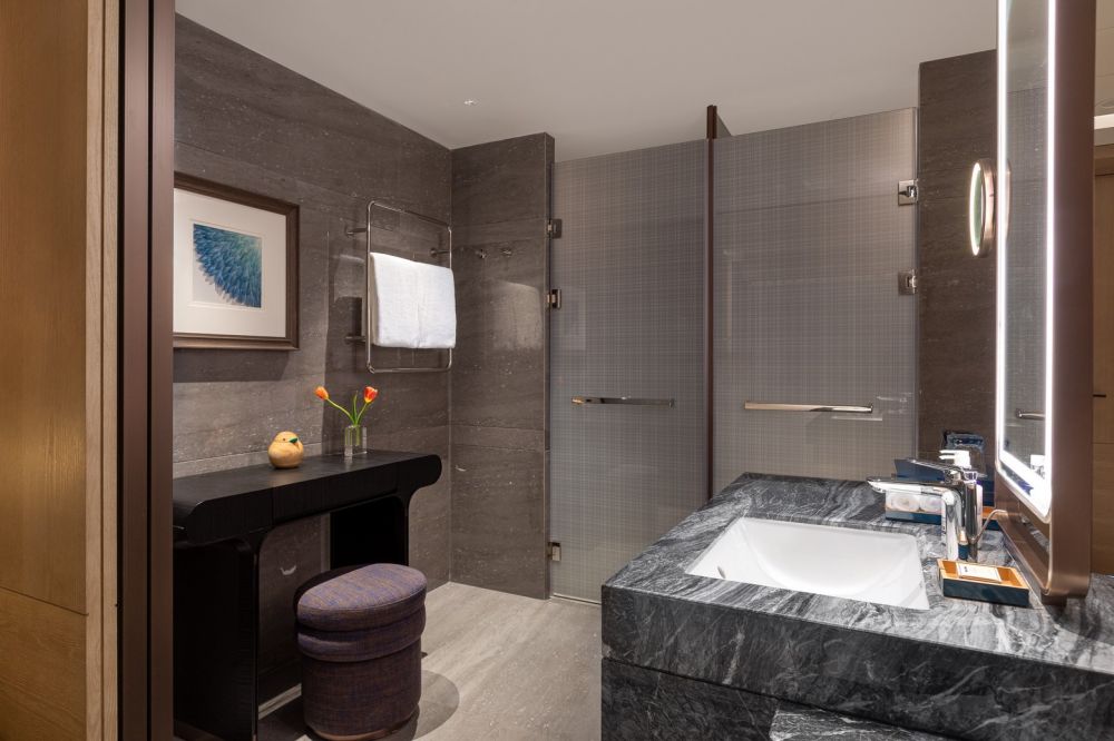 Standard Ocean Front, Voco Sanya Dadonghai 5*