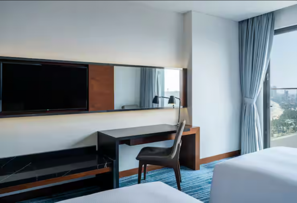 Guest Room with Balcony, Hilton Garden Inn Da Nang 4*