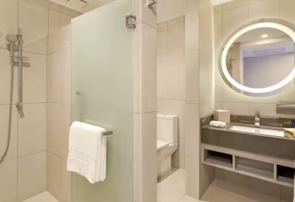Guest Room Sea View with Balcony, DoubleTree by Hilton Damai Laut Resort 4+