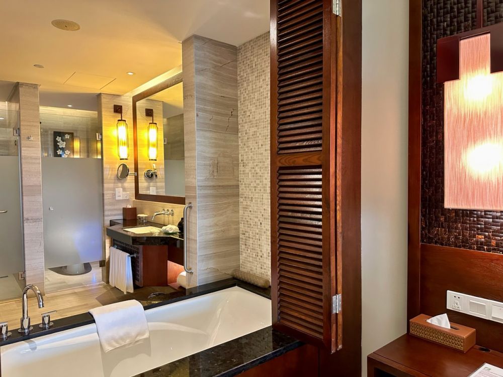 Premier City/Garden/Ocean View, Crowne Plaza Danang 5*