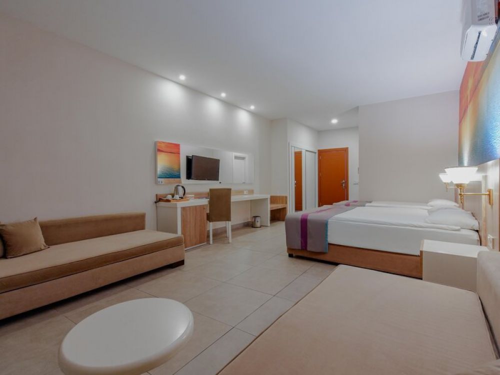 Family Room, Dream World Aqua 5*