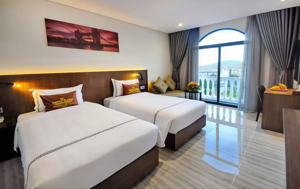 Deluxe with balcony, Crown Nguyen Hoang 4*