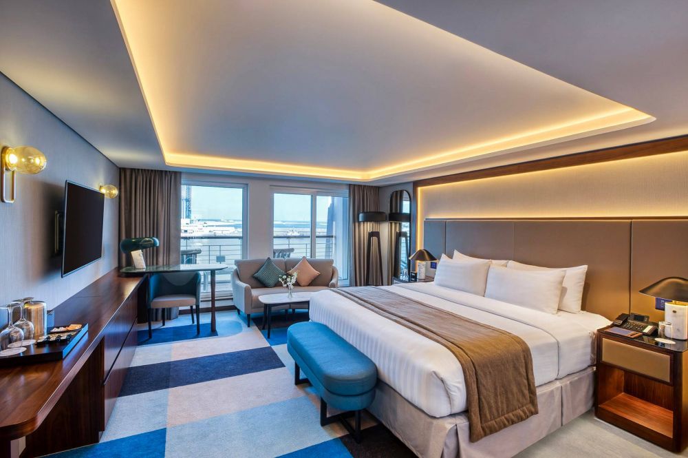 Captain's Room with Balcony, Queen Elizabeth 2 Hotel 4*