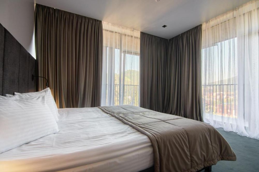 Suite, Fomich Residence 