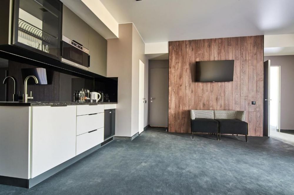 Suite, Fomich Residence 