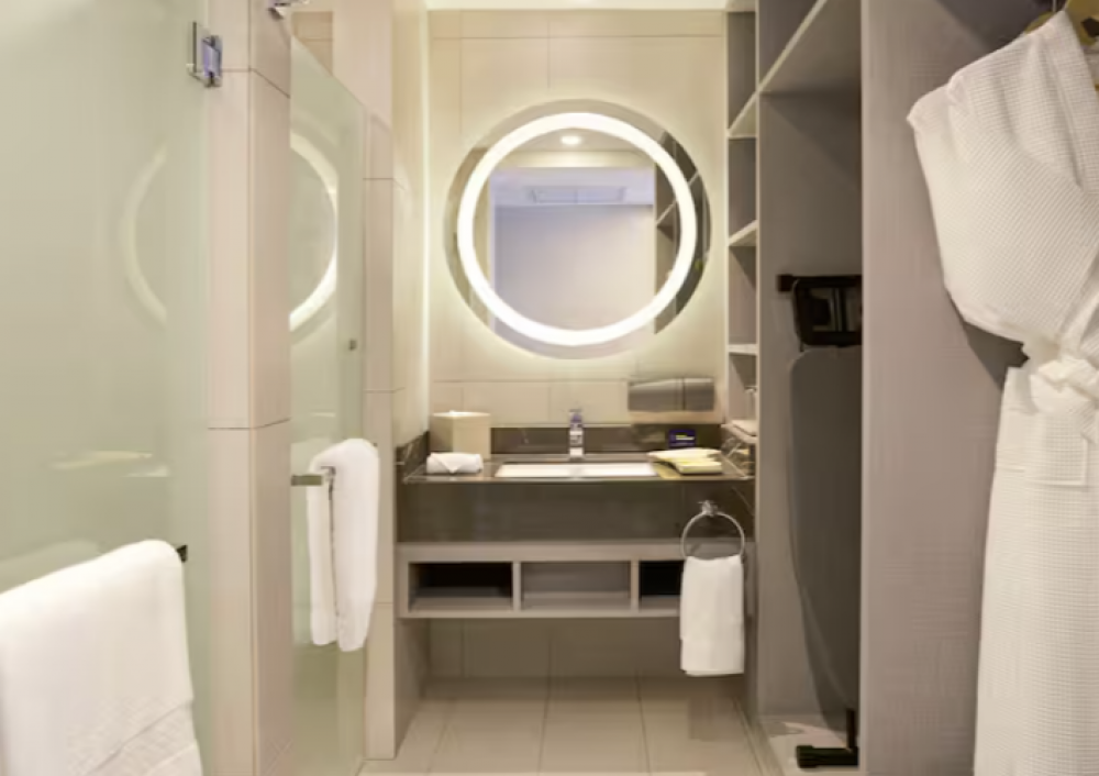 Guest Room Sea View with Balcony, DoubleTree by Hilton Damai Laut Resort 4+