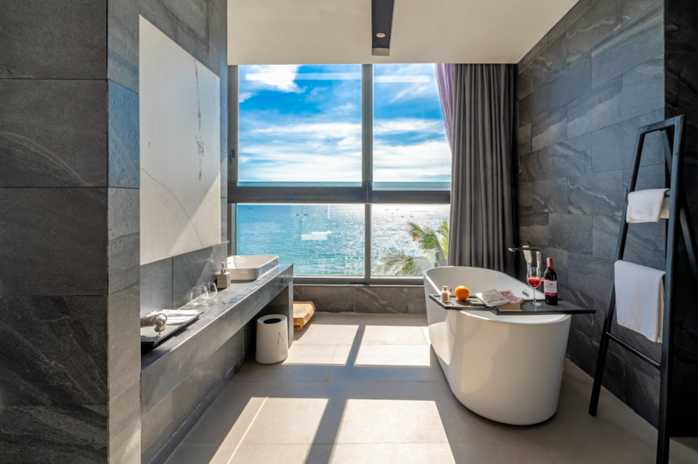 Ocean Eyes Suite, M Hotel 4*