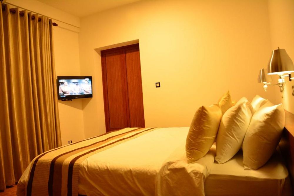 Super Deluxe, Gloria Grand Hotel 3*