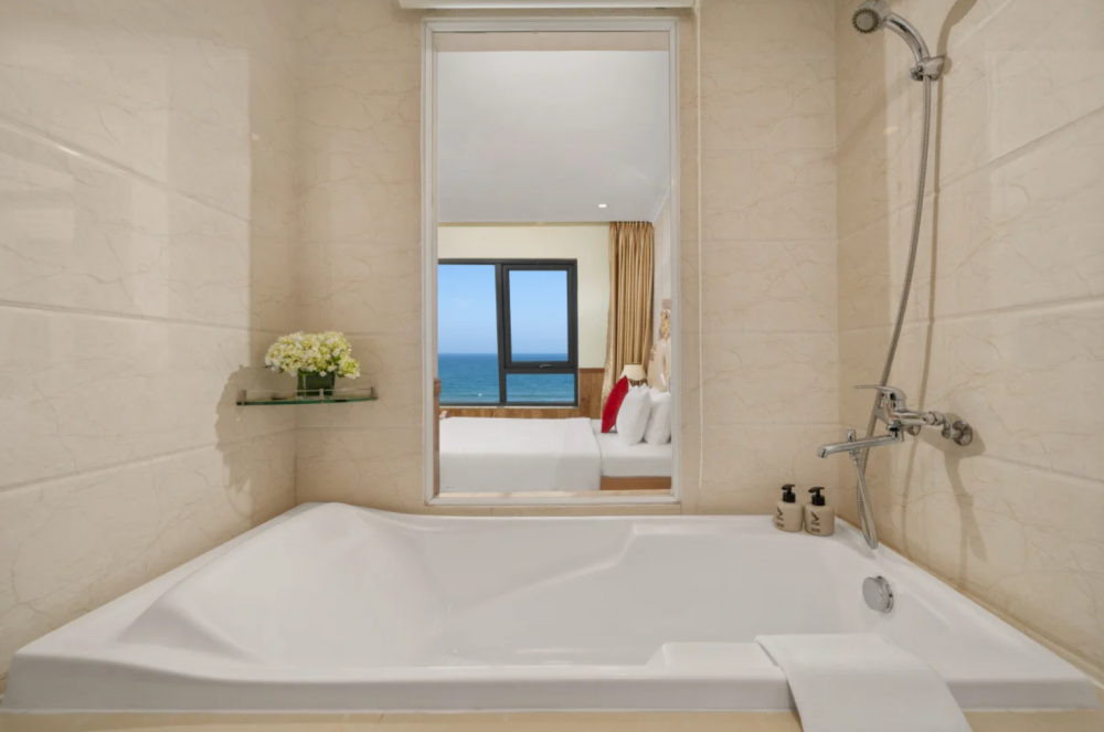 Suite VIP, Serene Beach Hotel Danang 4*