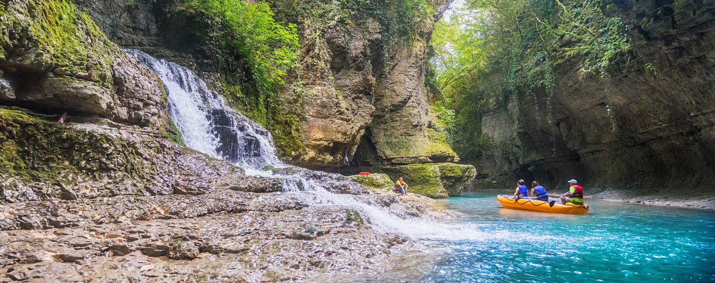 Жігіт кезек-кезек жалайды