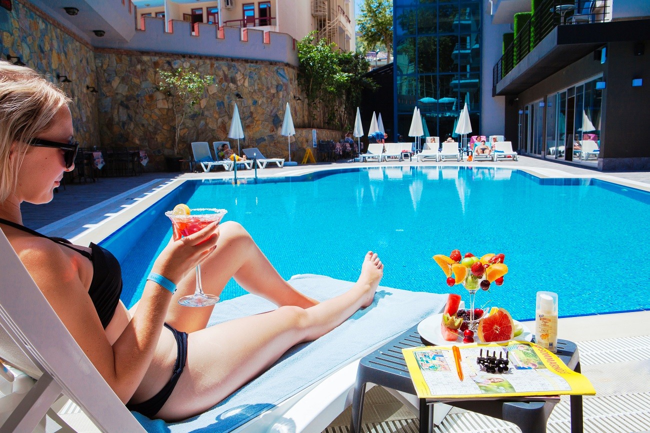 Отели турции без все включено. Ramira City Hotel 4 Турция. Девушка в отеле. Девушка в отеле в бассейне. Турция отель бассейн.