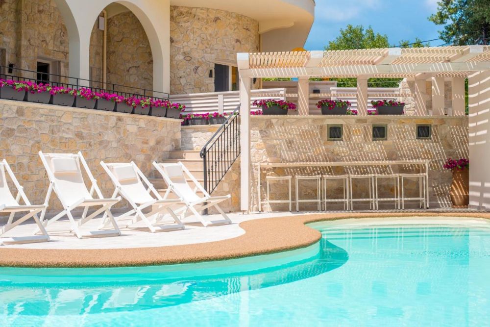 Neikos Mediterraneo Luxury Suites 3*