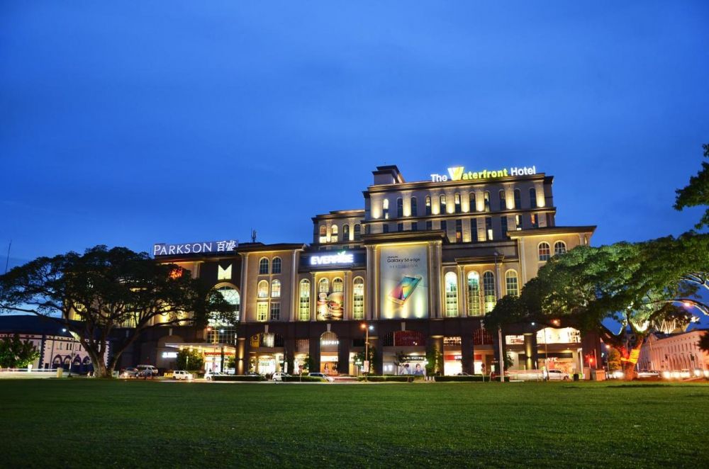 The Waterfront Hotel Kuching 3*