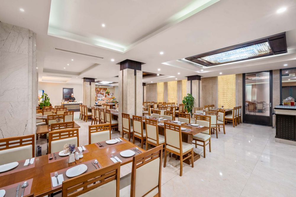 Holiday Beach Hotel Danang 4*