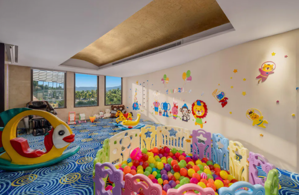 Holiday Beach Hotel Danang 4*