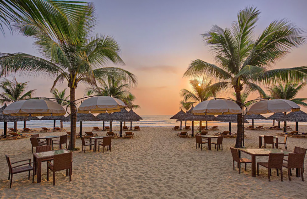 Holiday Beach Hotel Danang 4*