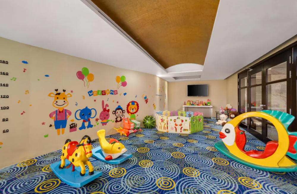 Holiday Beach Hotel Danang 4*