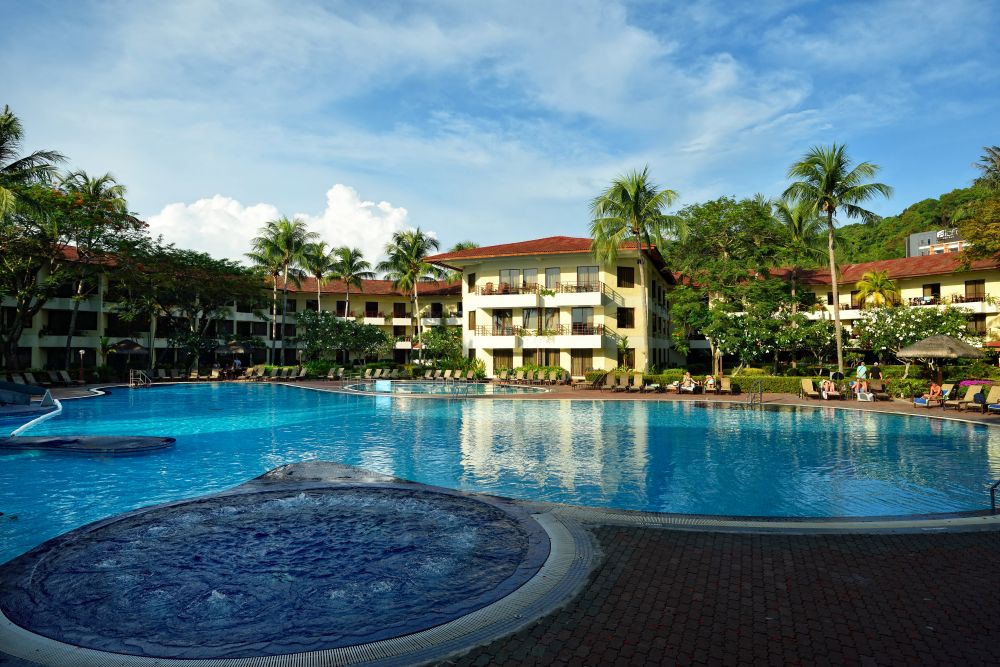 Holiday Villa Beach Resort & Spa 4*